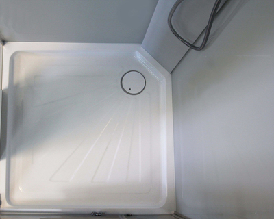 MiMi901T (90*90*215-225) Душевая кабина без крыши, квадратный низкий поддон, центральная панель, тропический душ, ручной душ, полочка,прозрачное переднее стекло 6 мм, боковое прозрачное стекло 6 мм, сверхпрозрачное заднее стекло 5 мм с белой окраской, сиф (вид 3) MiMi901T (90*90*215-225) Душевая кабина без крыши, квадратный низкий поддон, центральная панель, тропический душ, ручной душ, полочка,прозрачное переднее стекло 6 мм, боковое прозрачное стекло 6 мм, сверхпрозрачное заднее стекло 5 мм с белой окраской, сиф (фото, вид 3)