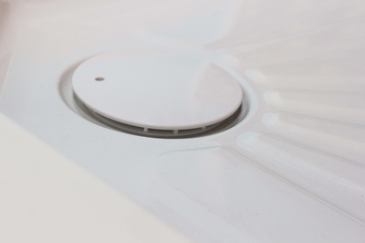 CHIKA901B (90*90*215-225) Душевая кабина без крыши, черный алюминиевый профиль, пятиугольный низкий поддон, центральная панель, тропический душ, ручной душ, полочка, прозрачное переднее стекло 6 мм, сверхпрозрачное заднее стекло 5 мм с белой окраской, сиф (вид 1) CHIKA901B (90*90*215-225) Душевая кабина без крыши, черный алюминиевый профиль, пятиугольный низкий поддон, центральная панель, тропический душ, ручной душ, полочка, прозрачное переднее стекло 6 мм, сверхпрозрачное заднее стекло 5 мм с белой окраской, сиф (фото, вид 1)